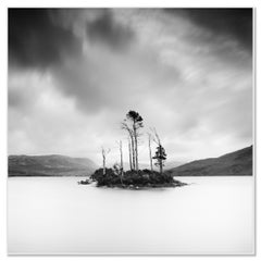 Drowned Island – Schottland, minimalistische Schwarz-Weiß-Landschaftsaufnahme