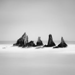 Estudio 1 de «Rocky Peaks»: Paisaje marino en blanco y negro, España – Lámina de edición limitada