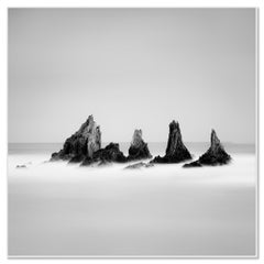 Estudio 1 de «Rocky Peaks»: Paisaje marino en blanco y negro, España – Lámina de edición limitada