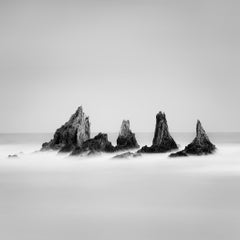 Estudio 1 de «Rocky Peaks»: Paisaje marino en blanco y negro, España – Lámina de edición limitada