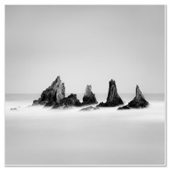 Estudio 1 de «Rocky Peaks»: Paisaje marino en blanco y negro, España – Lámina de edición limitada
