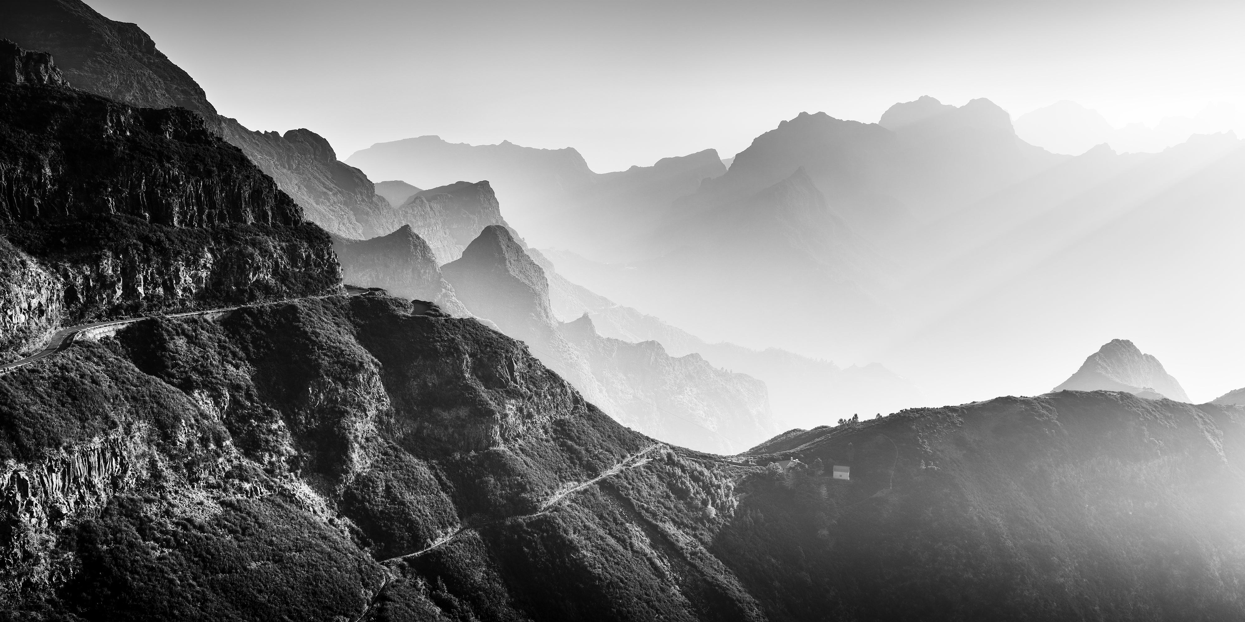 Luce del mattino tra le montagne — Foto panoramica in bianco e nero, edizione limitata