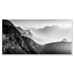 Morgenlicht in den Bergen – Schwarz-Weiß-Panoramafoto in limitierter Auflage
