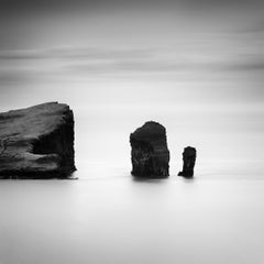 Basalto dell’Atlantico settentrionale – Fotografia in bianco e nero di un paesaggio marino, edizione limitata