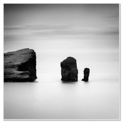Basalto dell’Atlantico settentrionale – Fotografia in bianco e nero di un paesaggio marino, edizione limitata