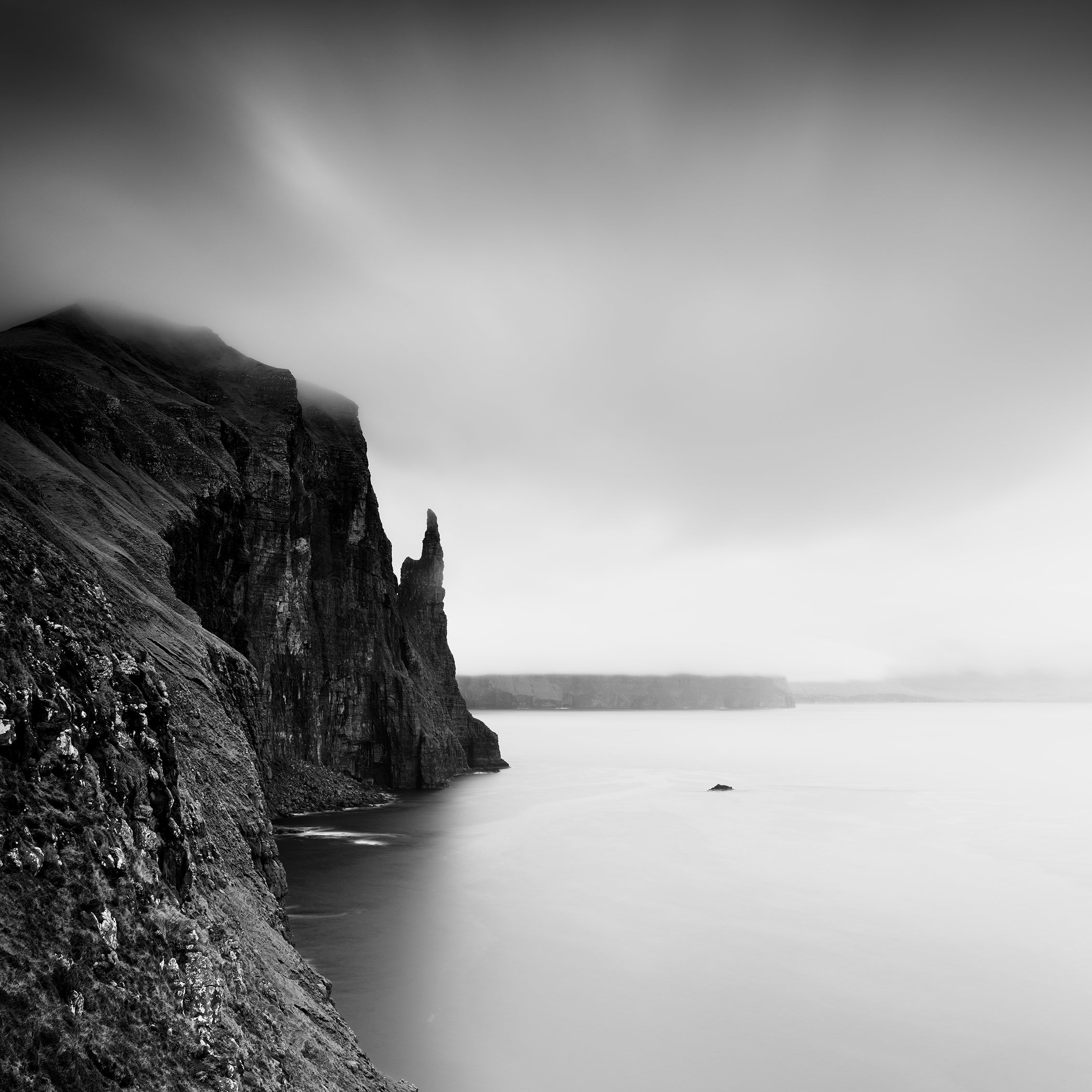 Étude n° 1 du monolithe de Trøllkonufingur, Îles Féroé, photographie en noir et blanc