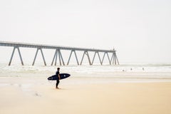 Wave Watcher, France – Photographie d’art minimaliste en couleur représentant un surfeur sur la plage