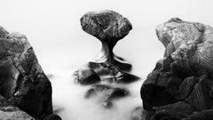 Angelockt vom Meer, Norwegen - Minimalistische Schwarz-Weiß-Fotografie einer Meereslandschaft