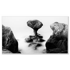 Angelockt vom Meer, Norwegen - Minimalistische Schwarz-Weiß-Fotografie einer Meereslandschaft