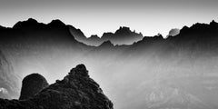 Luce del mattino tra le montagne – Foto panoramica in bianco e nero in edizione limitata