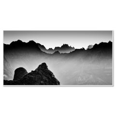 Luce del mattino tra le montagne – Foto panoramica in bianco e nero in edizione limitata
