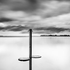 Une douche sur la plage sous l'orage – Toscane, Italie – Photographie d'art en noir et blanc
