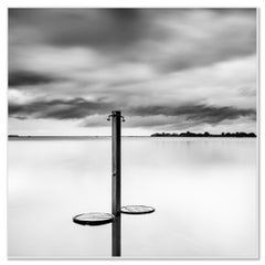 Une douche sur la plage sous l'orage – Toscane, Italie – Photographie d'art en noir et blanc