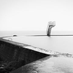 Tramplino da tuffi in una piscina con acqua di mare, fotografia in bianco e nero, stampa in edizione limitata