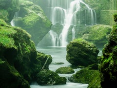 Moosbewachsener Wasserfall, limitierte Auflage – Kunstfotografie in Farbe