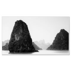 Panoramaaufnahme der Ha-Long-Bucht, Studie 1, Vietnam, Schwarz-Weiß-Kunstfotografie