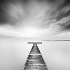 Wintersturm über einem minimalistischen Holzsteg, limitierte Auflage Wasserlandschaft Foto