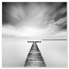 Wintersturm über einem minimalistischen Holzsteg, limitierte Auflage Wasserlandschaft Foto