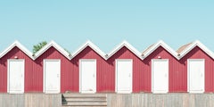 „Red Beach Huts Study 1“, Schweden, farbige Kunstfotografie in limitierter Auflage
