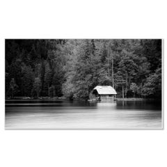Panorama d'un hangar à bateaux en bois, Langbathsee, Autriche – Photographie en noir et blanc