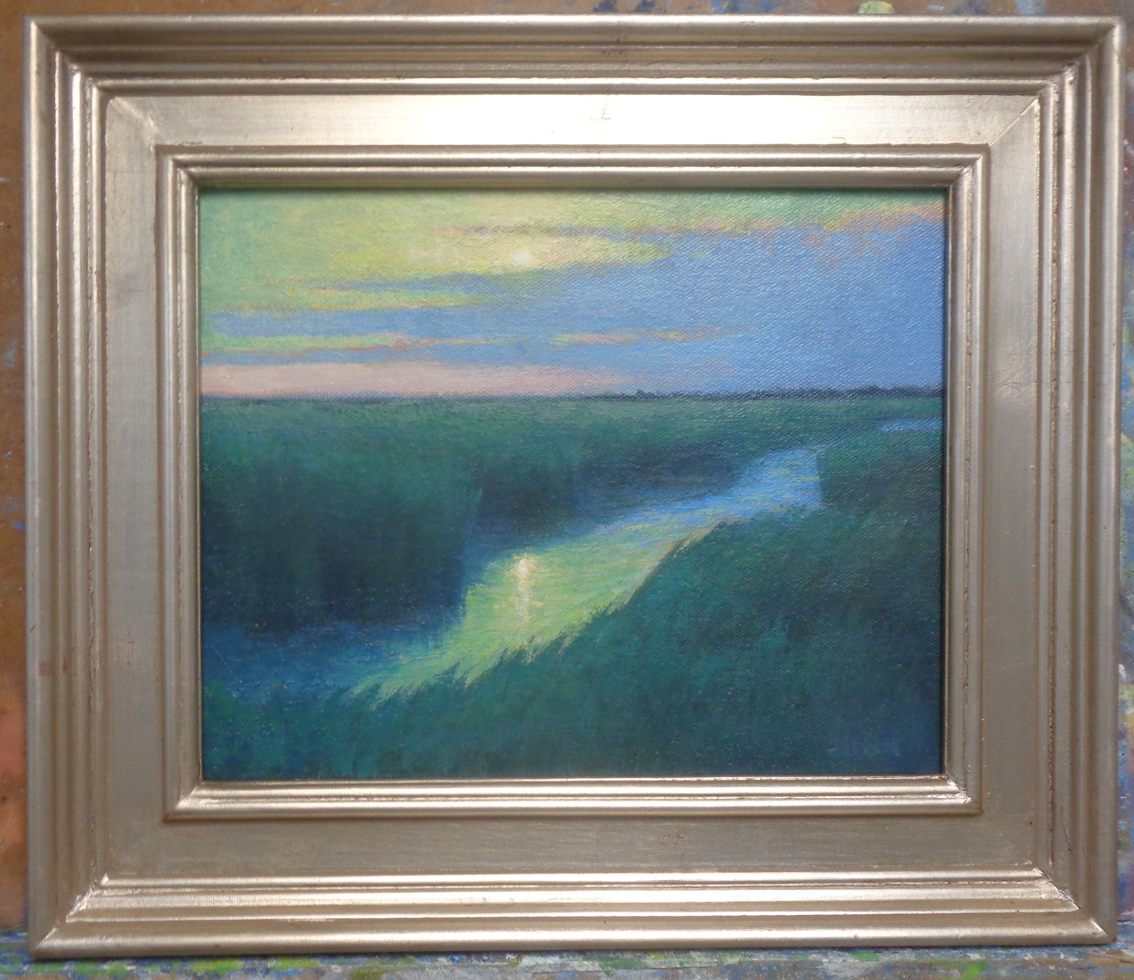 Palude al chiaro di luna
olio/pannello
8 x 10 senza cornice, 11,75 x 13,75 con cornice, 
firmato LR
“Moonlight Marsh” è un dipinto a olio su tela dell’artista contemporaneo pluripremiato Michael Budden, che ritrae una splendida vista della luna che