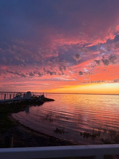 Puesta de sol rosada en Anchor Bay, fotografía en color, fotorrealista, 2026