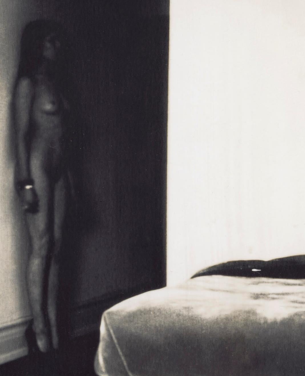 Chelsea Hotel #1 - Emma Summerton, Polaroid, Interieur, Frau, Nackt, Polaroid im Angebot 1