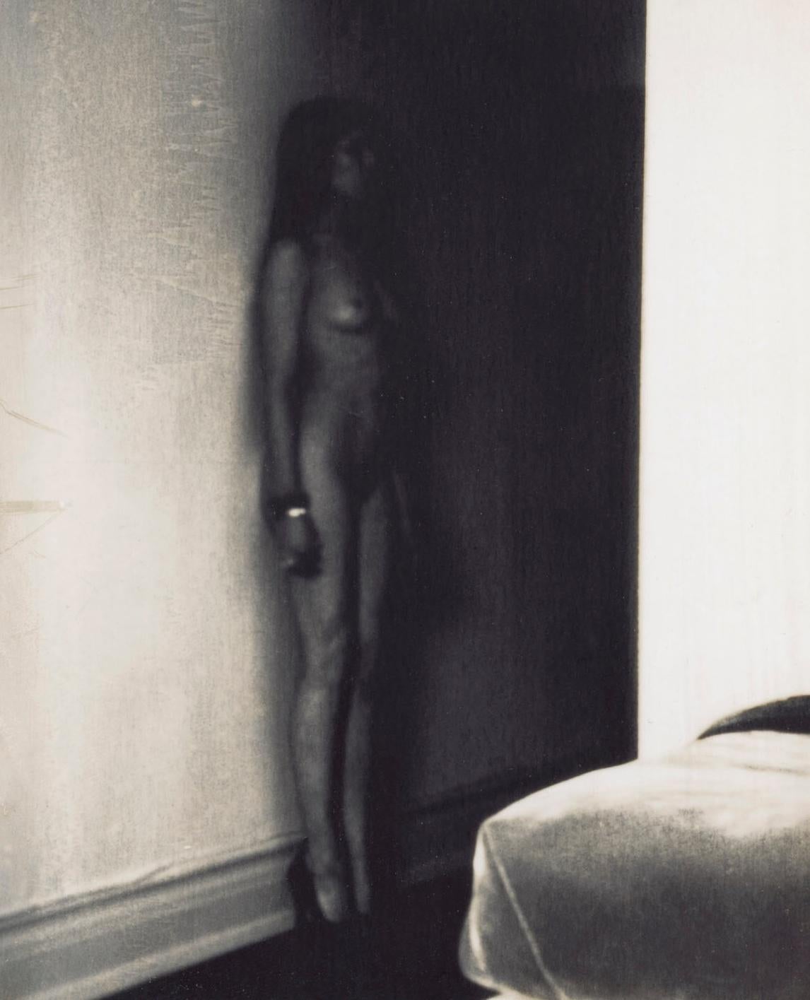 Chelsea Hotel #1 - Emma Summerton, Polaroid, Interieur, Frau, Nackt, Polaroid im Angebot 4