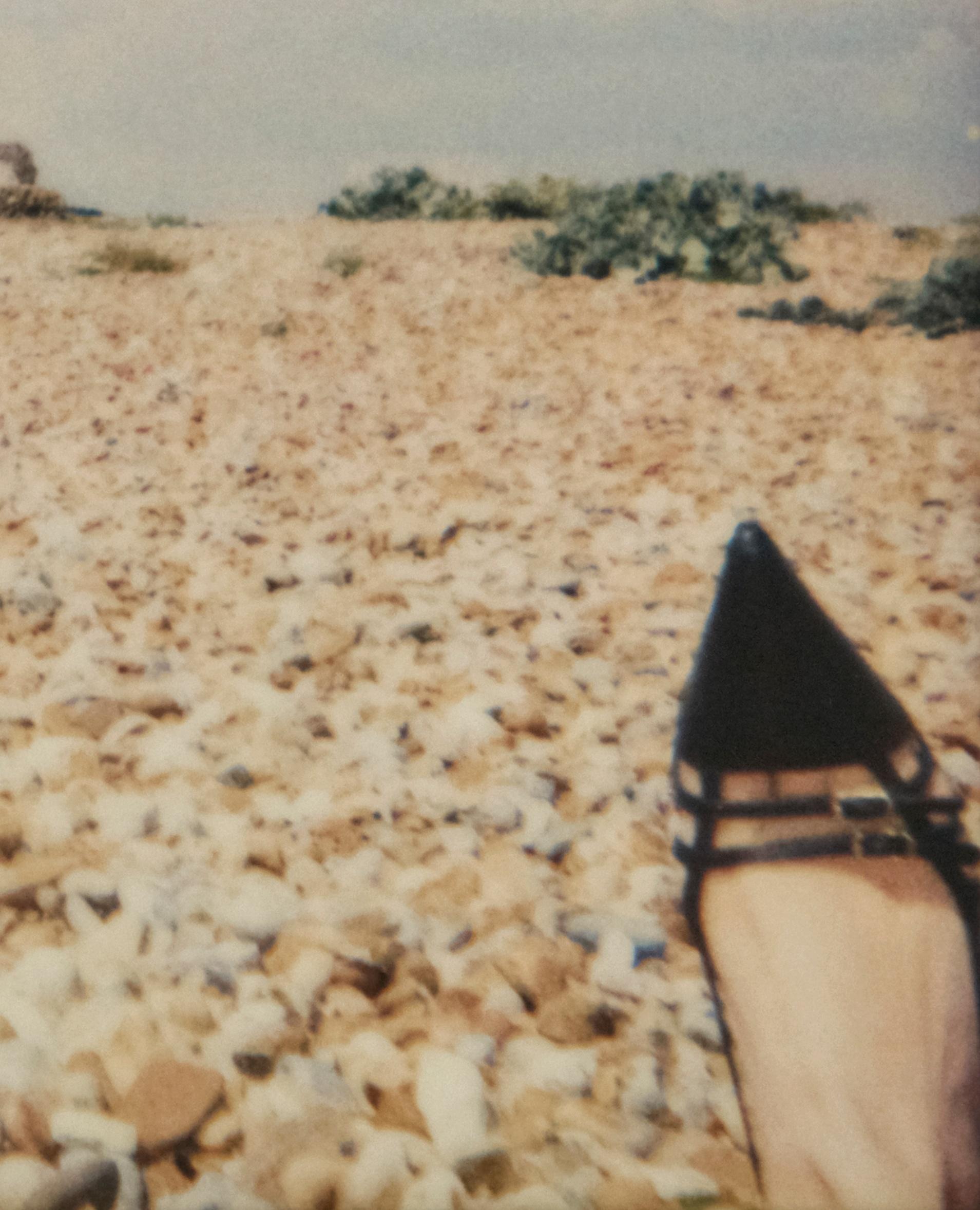 Emma Summerton Polaroid - Chaussures à talons hauts, paysage marin, plage, ciel, hutte, couleur en vente 2