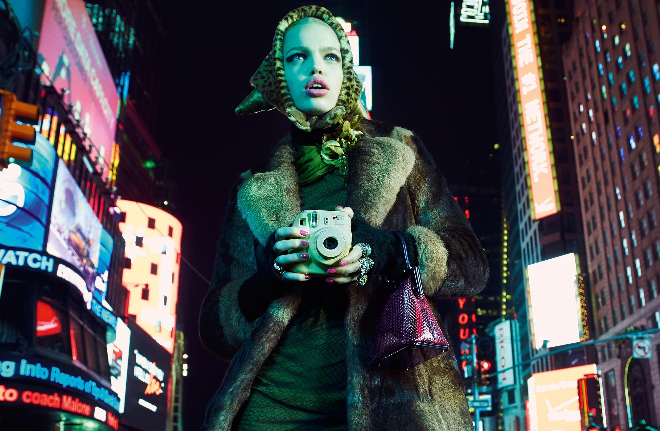 Daphne Times Square 2am - Emma Summerton, Moda, Modelo, Fotografía de calle en venta 1