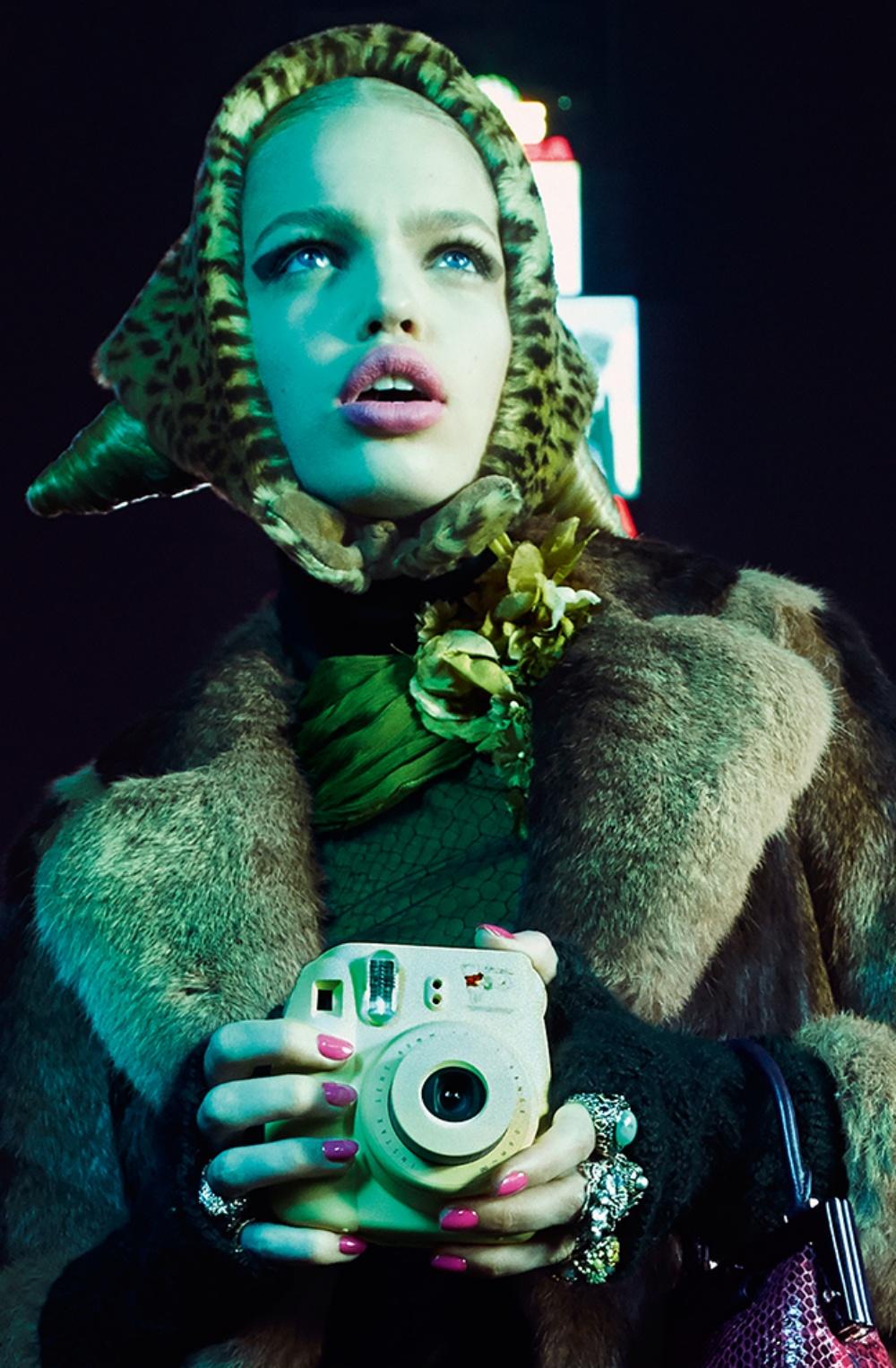Daphne Times Square 2am - Emma Summerton, Moda, Modelo, Fotografía de calle en venta 3