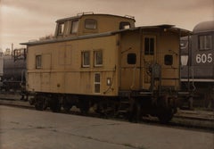 „In the Yard“ – Fotorealistisches Stillleben eines Bahnhofsgeländes, Ölgemälde auf Holztafel