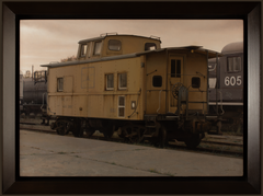 "In the Yard" - Natura morta fotorealista di uno scalo ferroviario, dipinto a olio su tavola