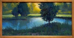 «Verde y dorado» - Pintura al óleo contemporánea de un paisaje con río y árboles, 2023