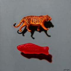 «Cat Fish» - Naturaleza muerta fotorrealista con un tigre de juguete y gominolas, 2026