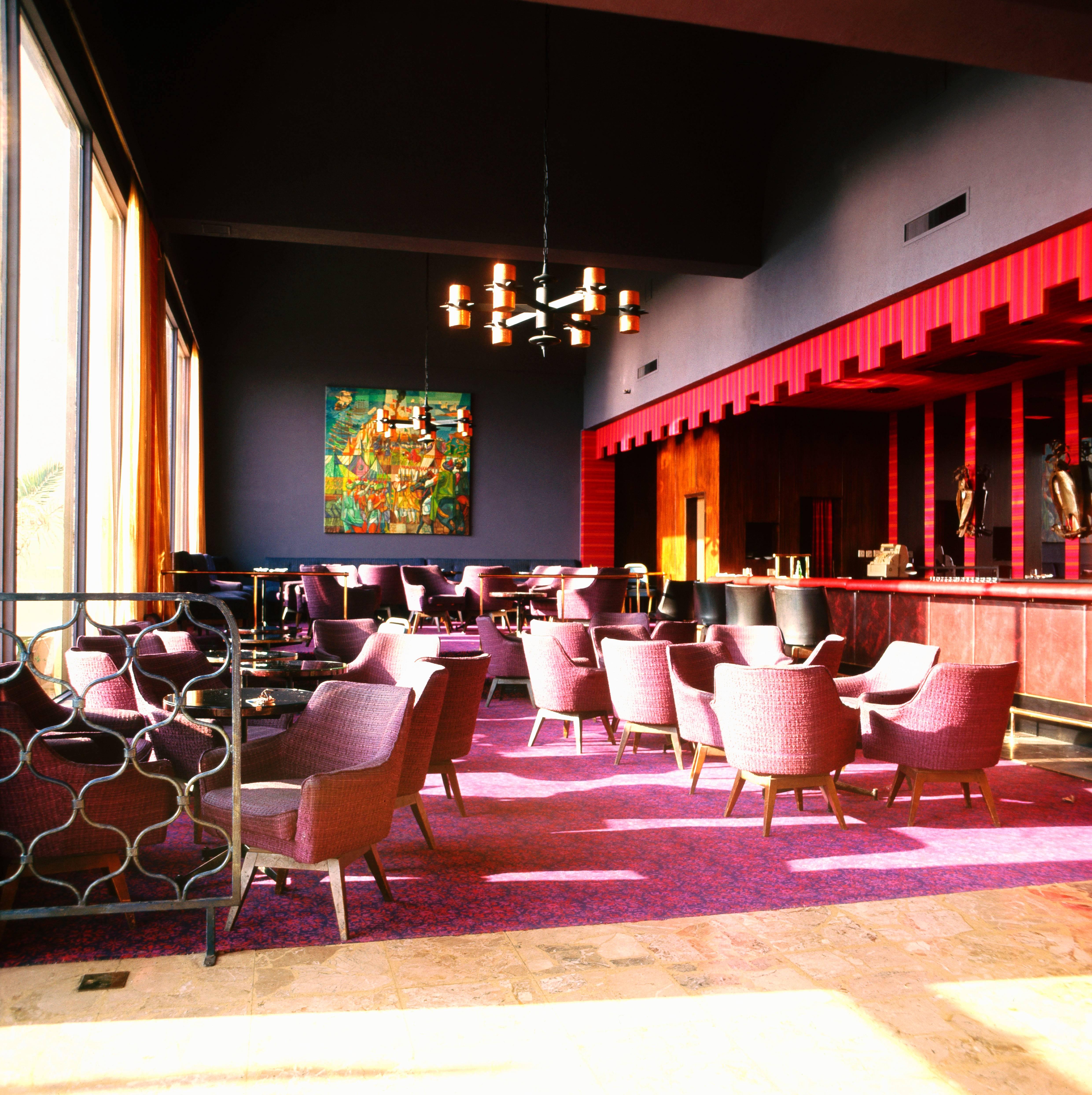 Color Photograph Walter Rudolph - Lobbies, chambres et bars de l'hôtel Hilton à Valetta, Malte