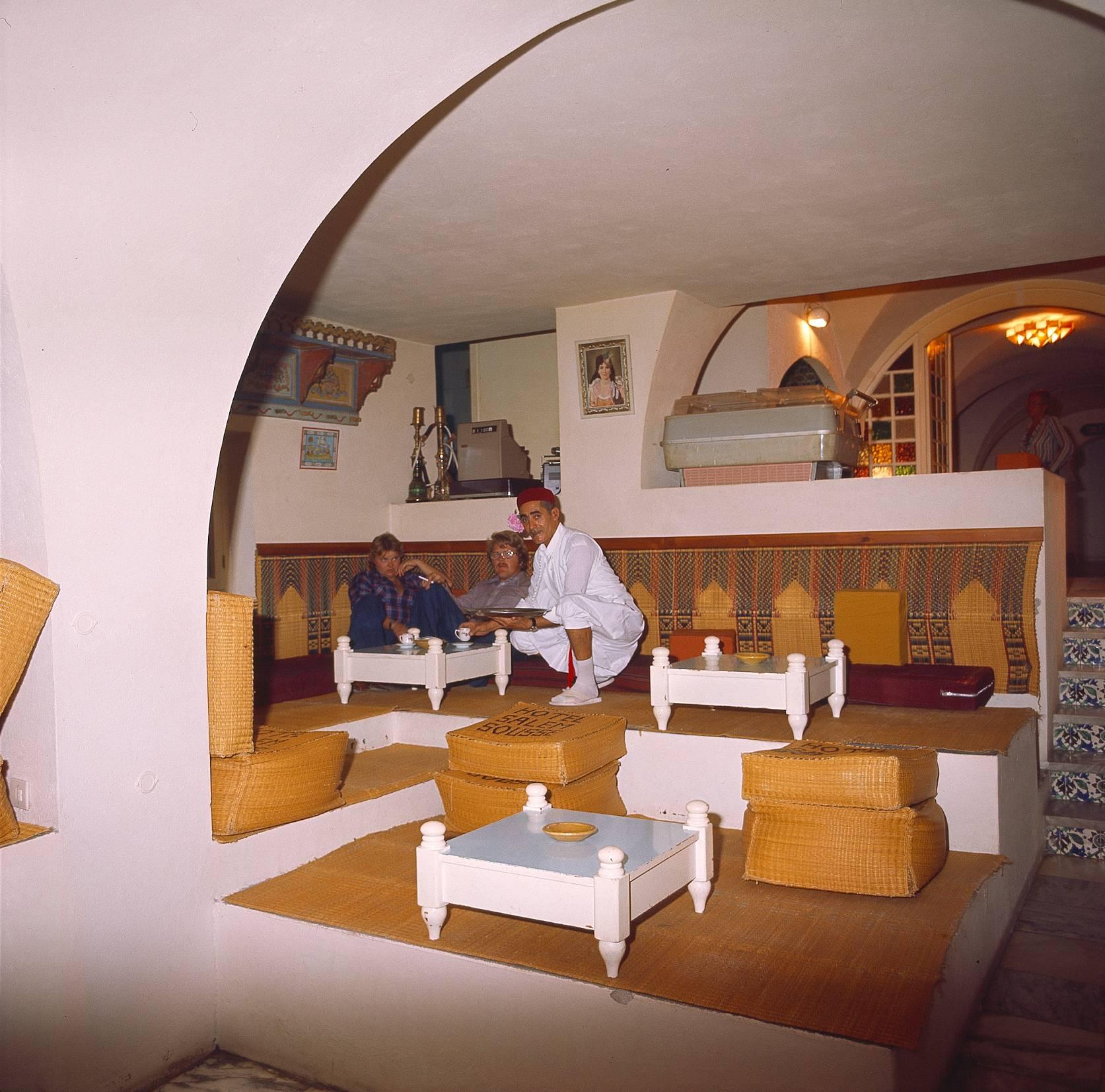Walter Rudolph Color Photograph – Hotel-Lobbys, Räume und Bars – Hotel Salem, Tunesien, Sousse, 1980er Jahre