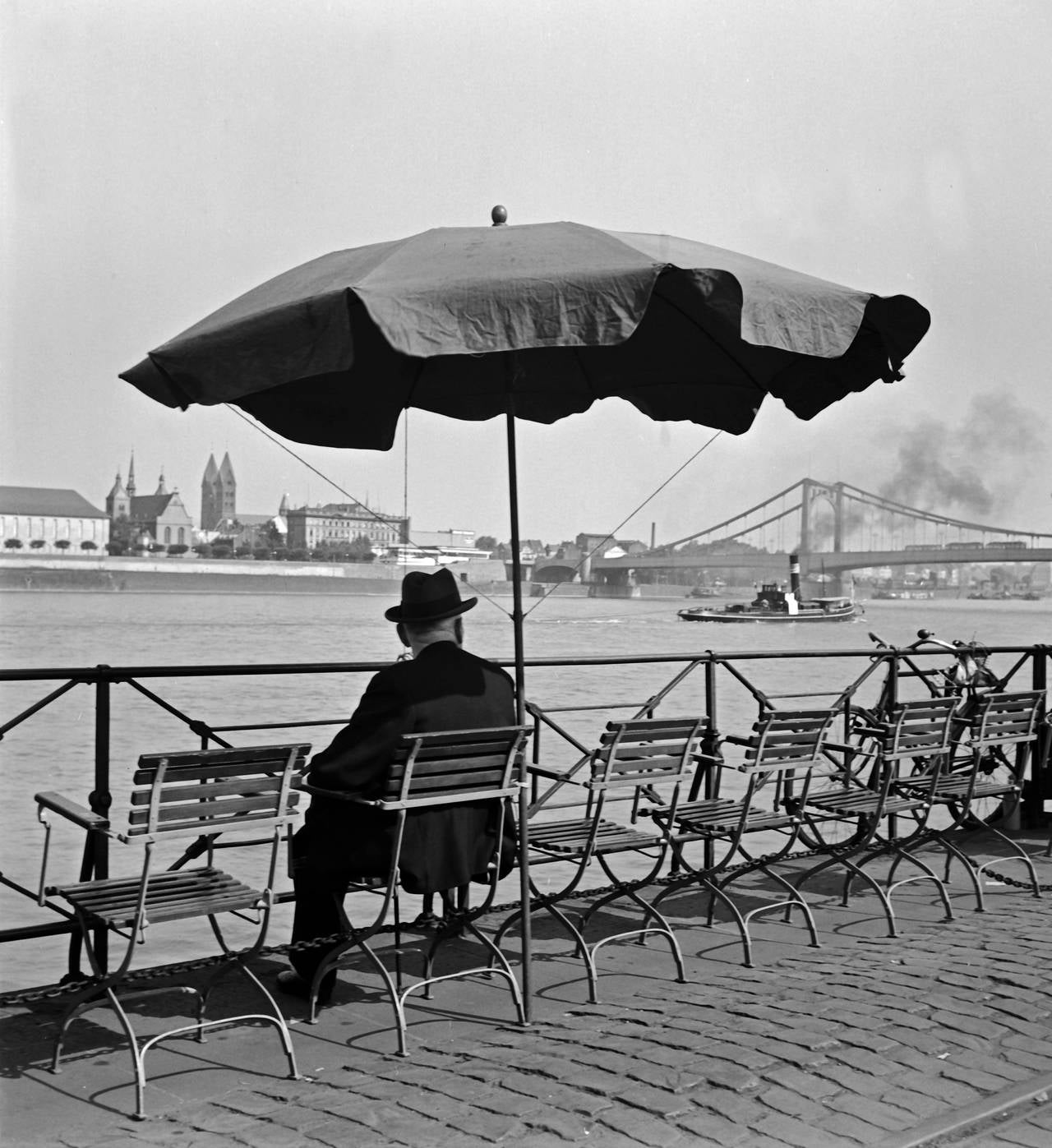 Black and White Photograph di Karl Heinrich Lämmel - L'uomo del Reno, Colonia, 1935, stampa successiva