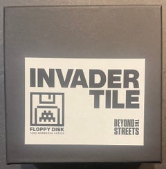 Space Invader-Kachel-Siebdruck „FLOPPY DISK“ – zeitgenössischer Straßenkünstler aus Frankreich