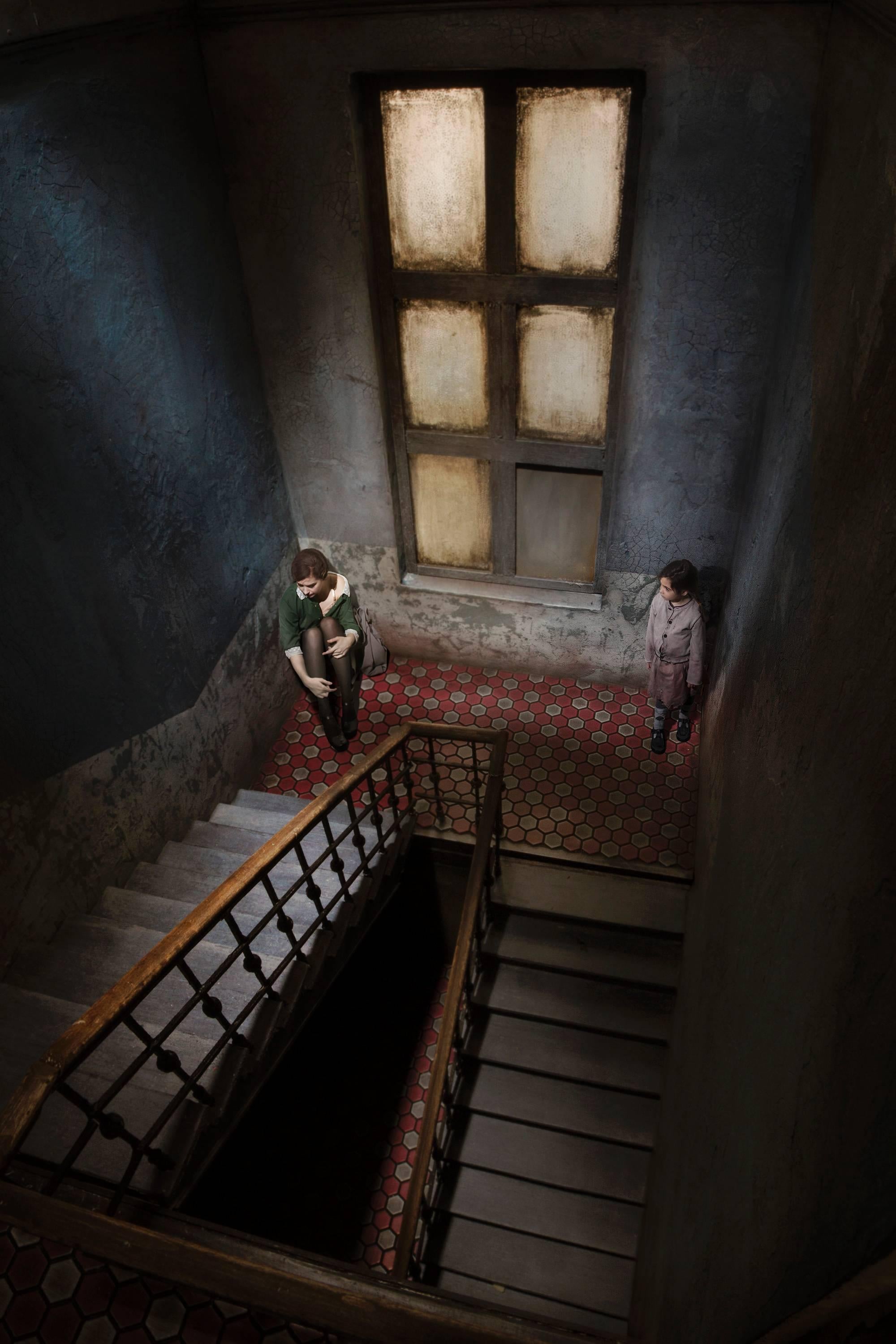 Richard Tuschman Color Photograph – The Kindness of Strangers, Fotografie in limitierter Auflage, signiert, Archivpigment