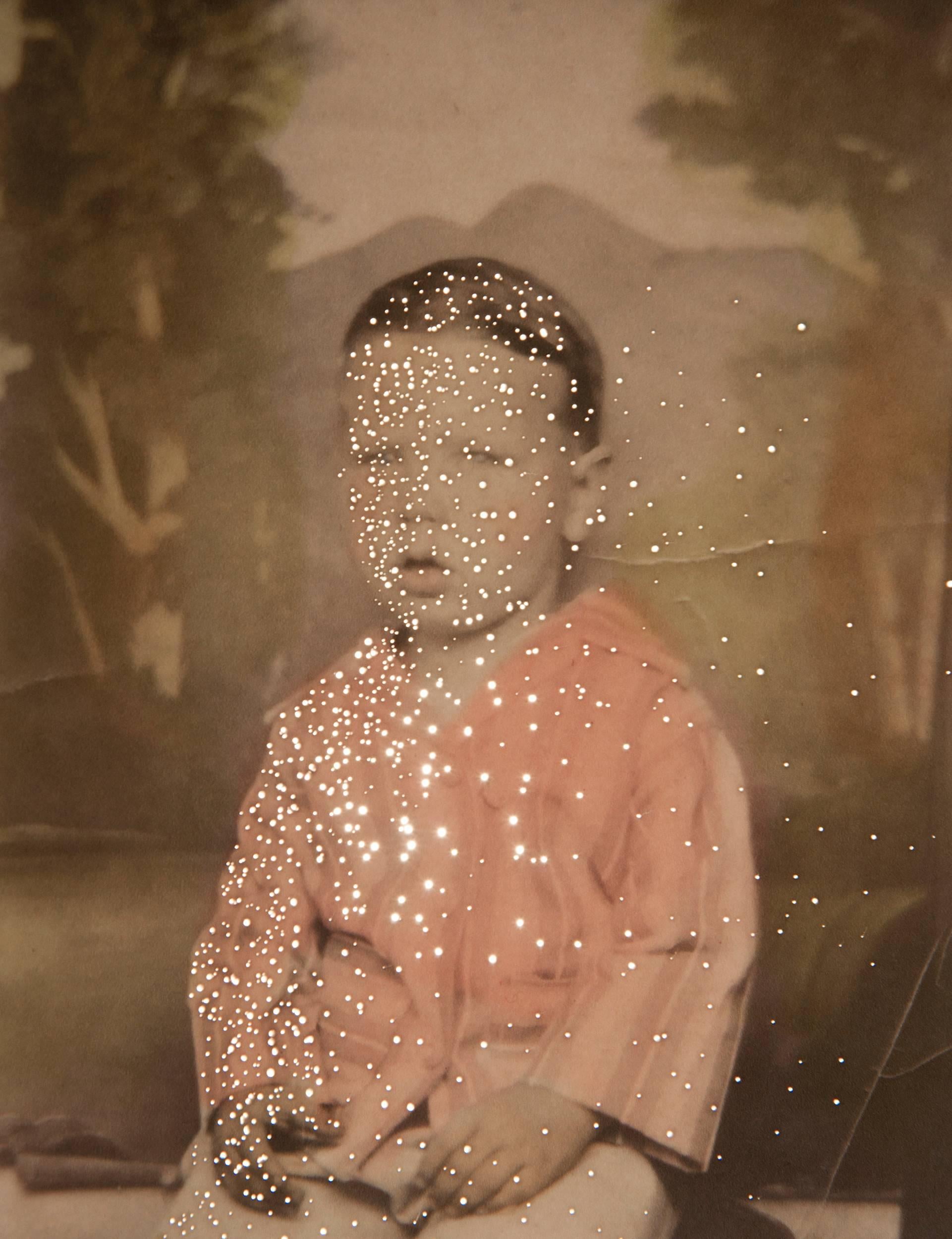 Amy Friend Figurative Photograph – Unbekannter Junge