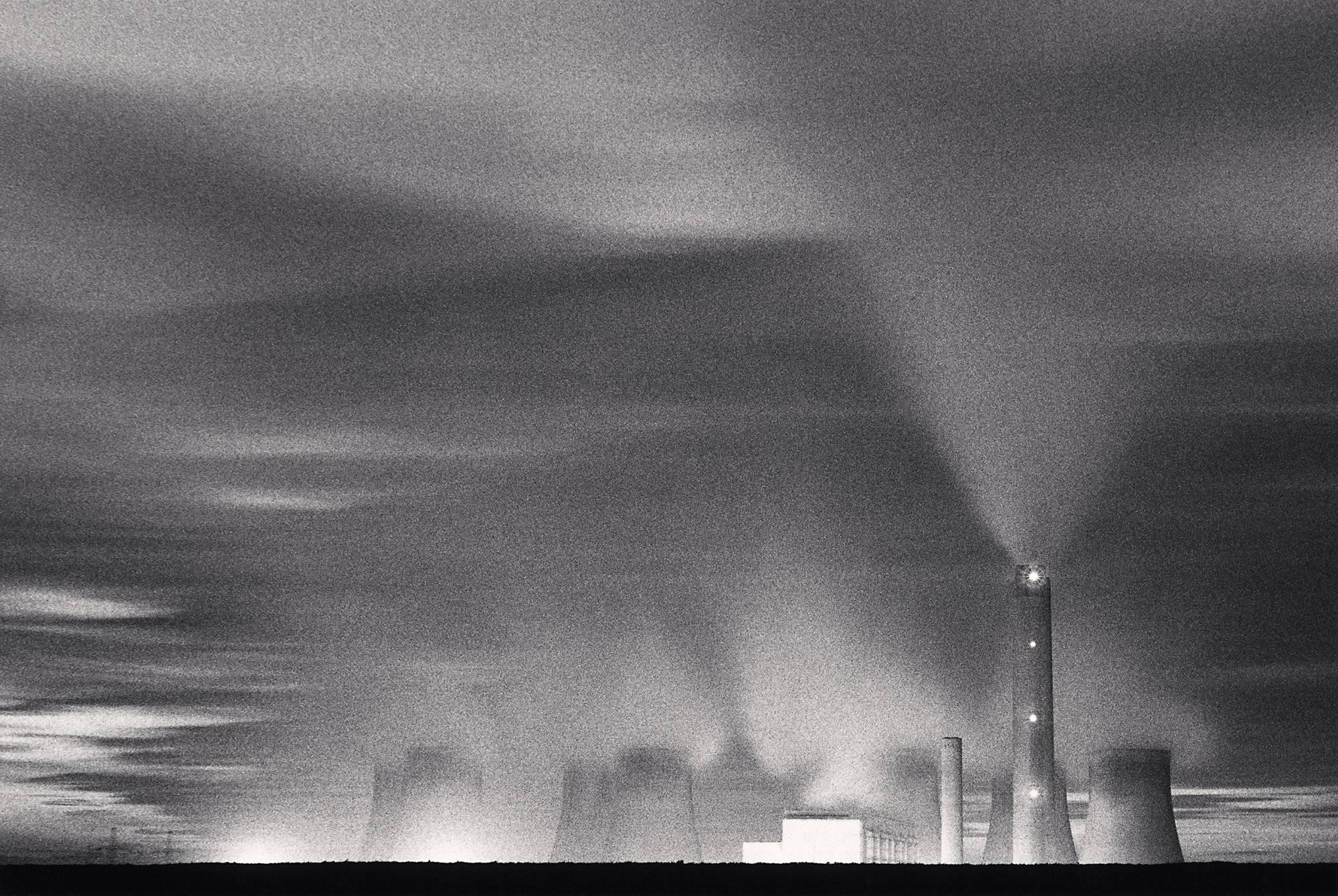 Black and White Photograph di Michael Kenna - Centrale elettrica di Ratcliffe, Studio 18, Nottinghamshire, Inghilterra. 1984