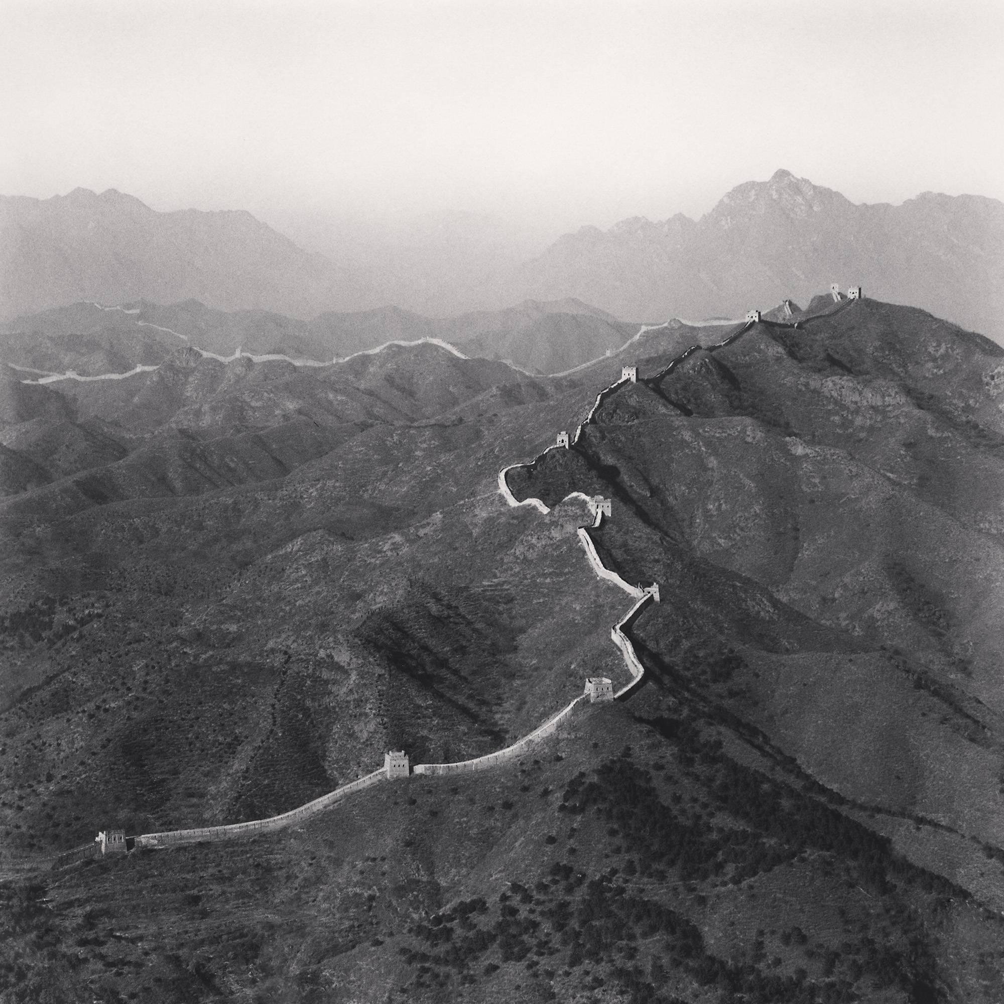 Michael Kenna Black and White Photograph – Si Ma Tai Große Wand, Peking, China. 2007