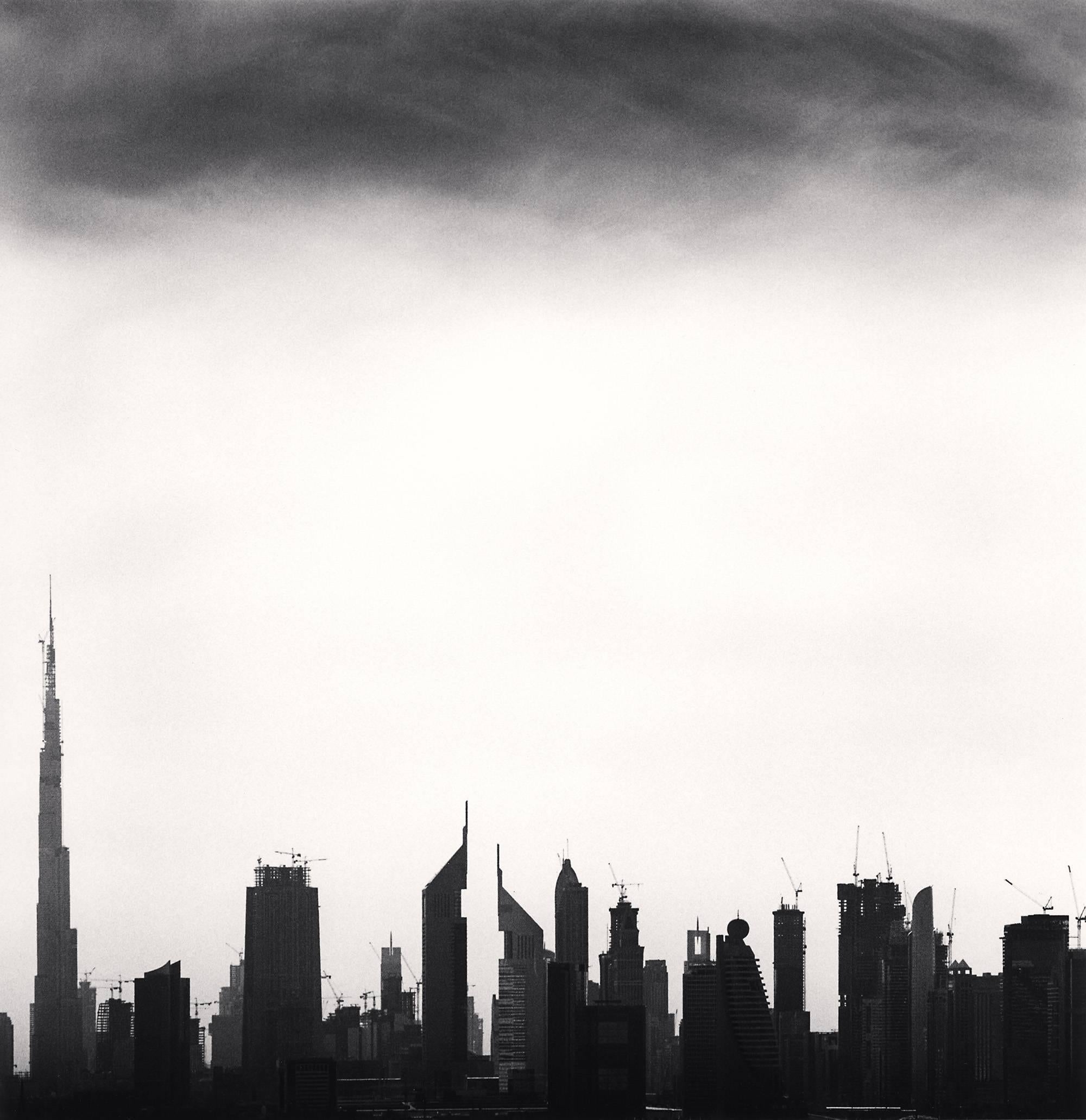 Michael Kenna Black and White Photograph – Skyline, Dubai, Studie 3, Vereinigte Arabische Emirate, 2009