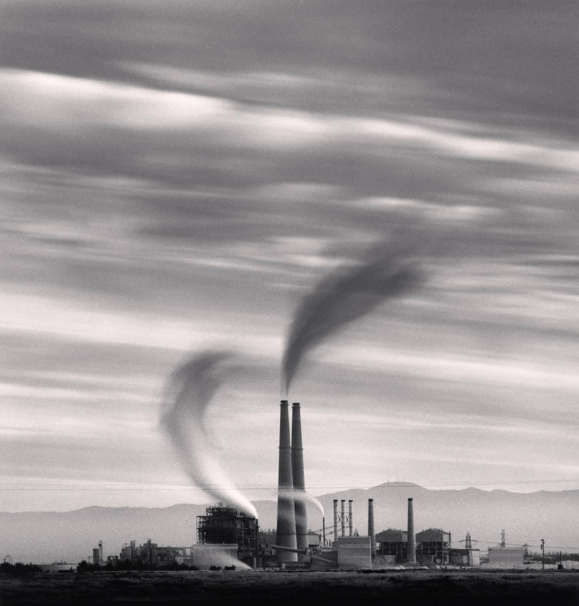 Landscape Photograph de Michael Kenna - Central eléctrica de Moss Landing, Estudio 2, Moss Landing, California, EE.UU., 1987