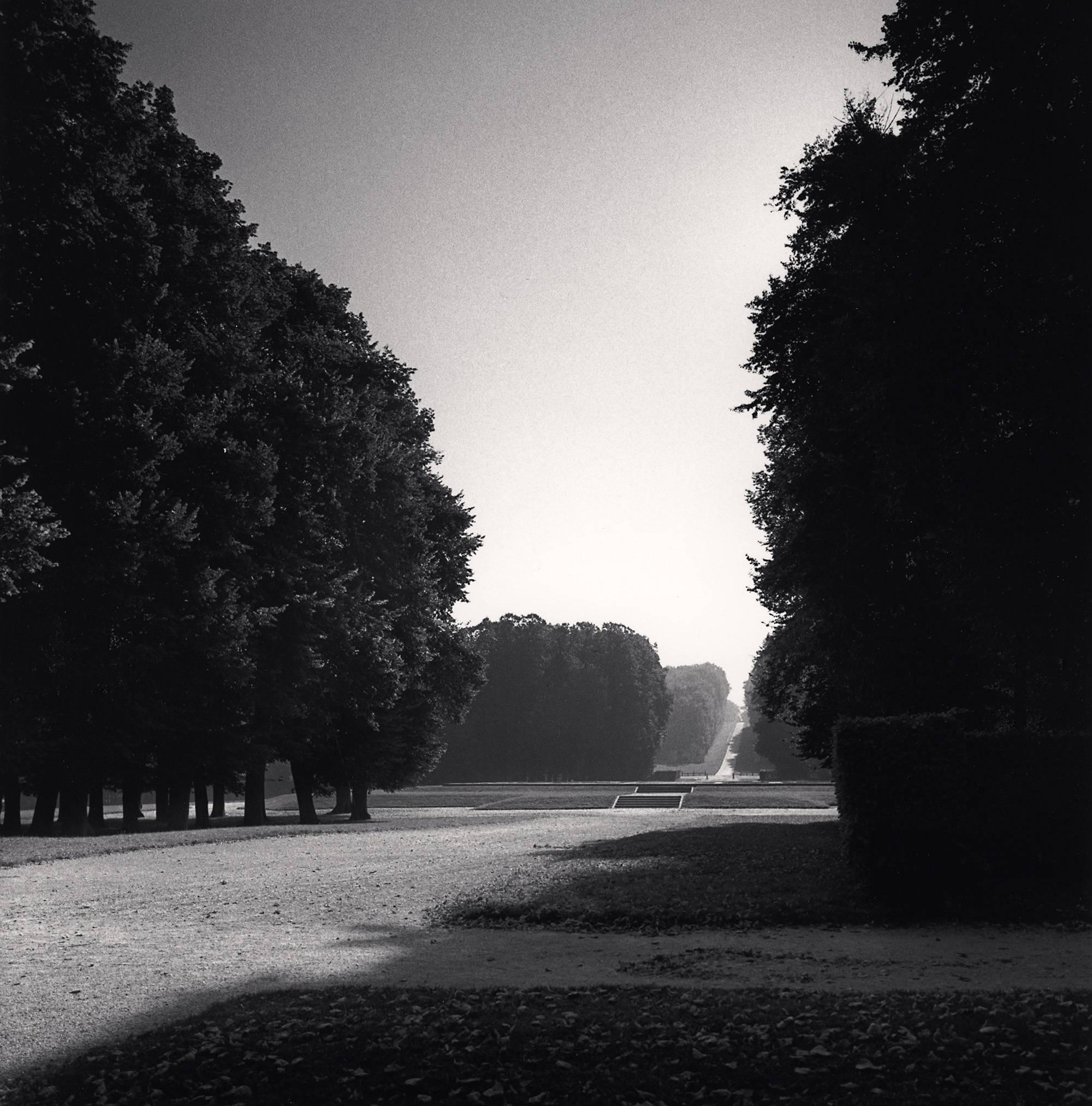 Michael Kenna Black and White Photograph – Morgenspaziergang, Marly, Frankreich