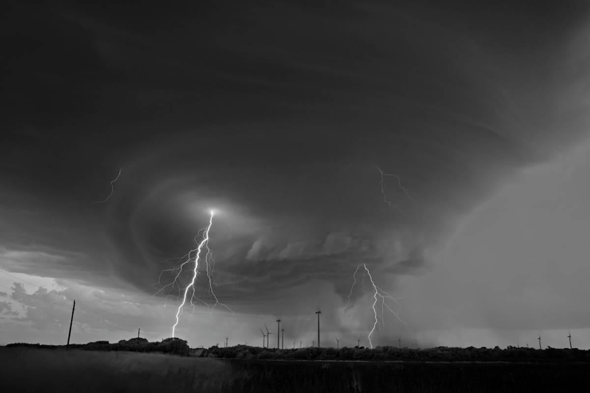 Mitch Dobrowner Black and White Photograph – Krieg der Welten