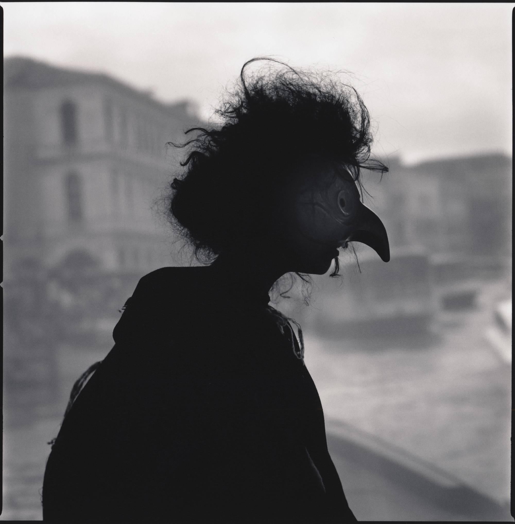 Hiroshi Watanabe Portrait Photograph – Marta Marchi als Strega (Silhouette)