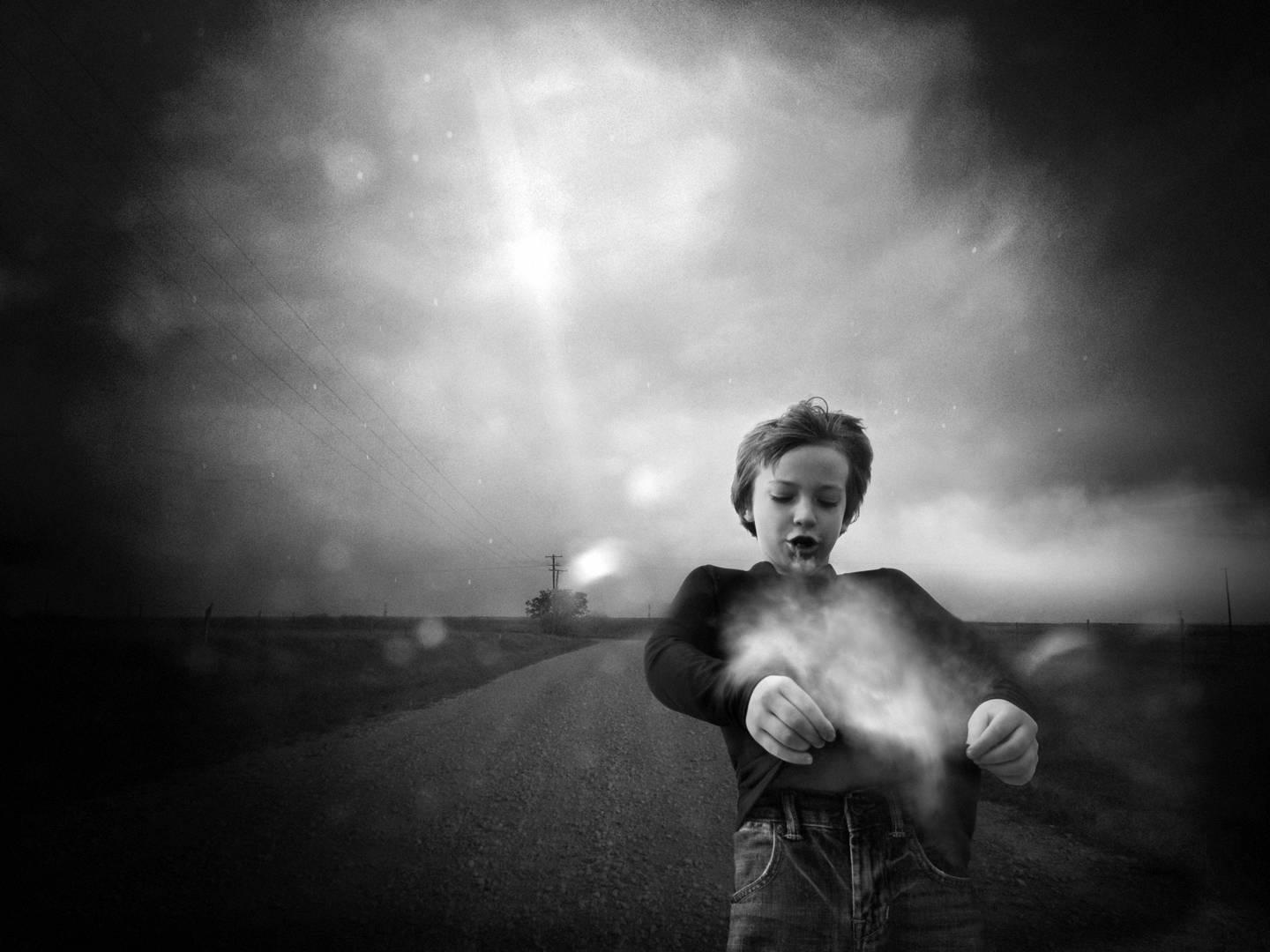 Angela Bacon-Kidwell Figurative Photograph – Auf einer staubgepeitschten Fahrt