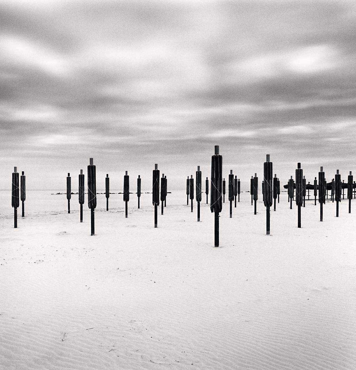 Michael Kenna Black and White Photograph – Beachschirme mit gefaltetem Schirm, Montesilvano, Abruzzo, Italien